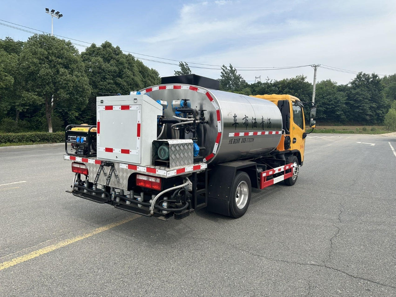 Used Dongfeng DOLICA D6 4M³ Asphalt Spraying Truck for Sale front view