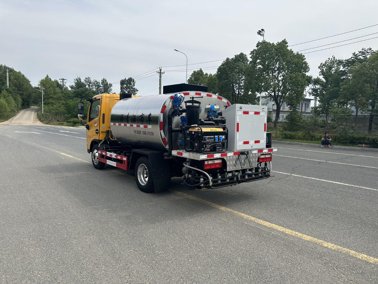 Used Dongfeng DOLICA D6 4M³ Asphalt Spraying Truck for Sale detail view