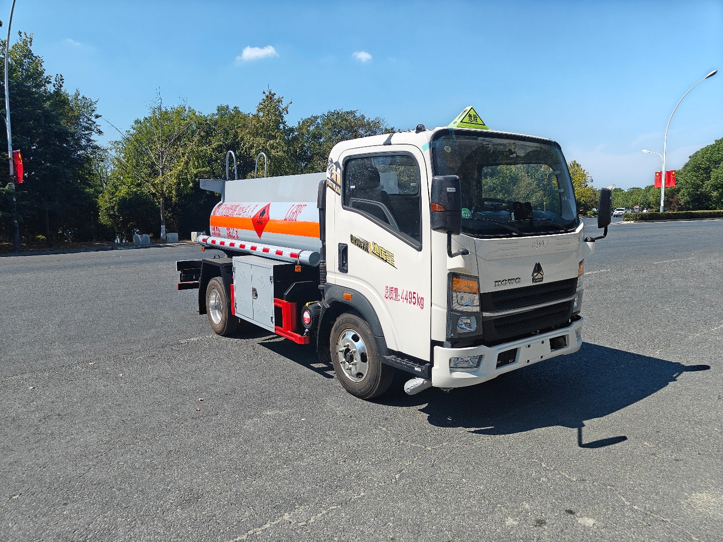 Used Sinotruk HOWO 2.3M³ Fuel Tank Truck for Sale front view