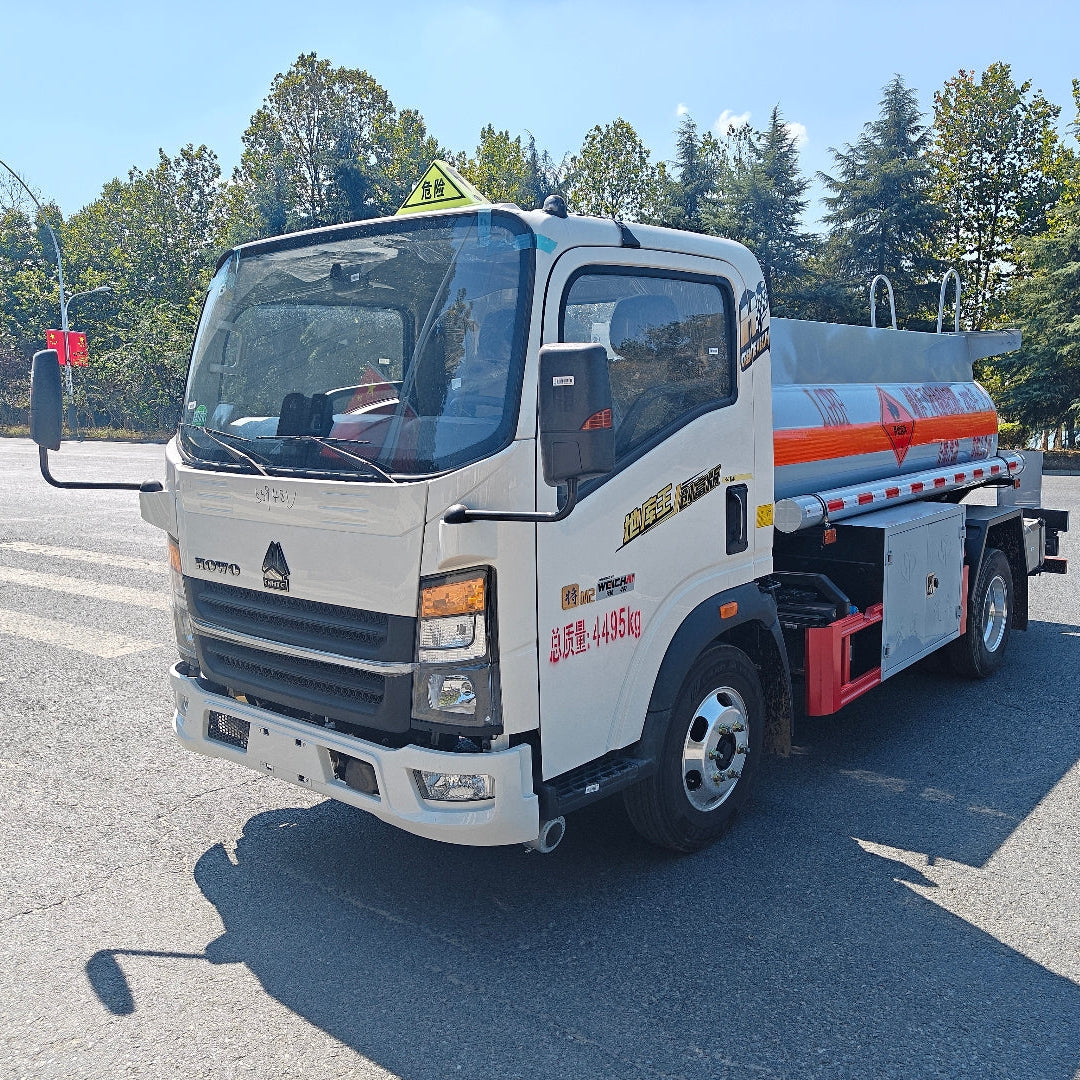 Used Sinotruk HOWO 2.3M³ Fuel Tank Truck for Sale side view