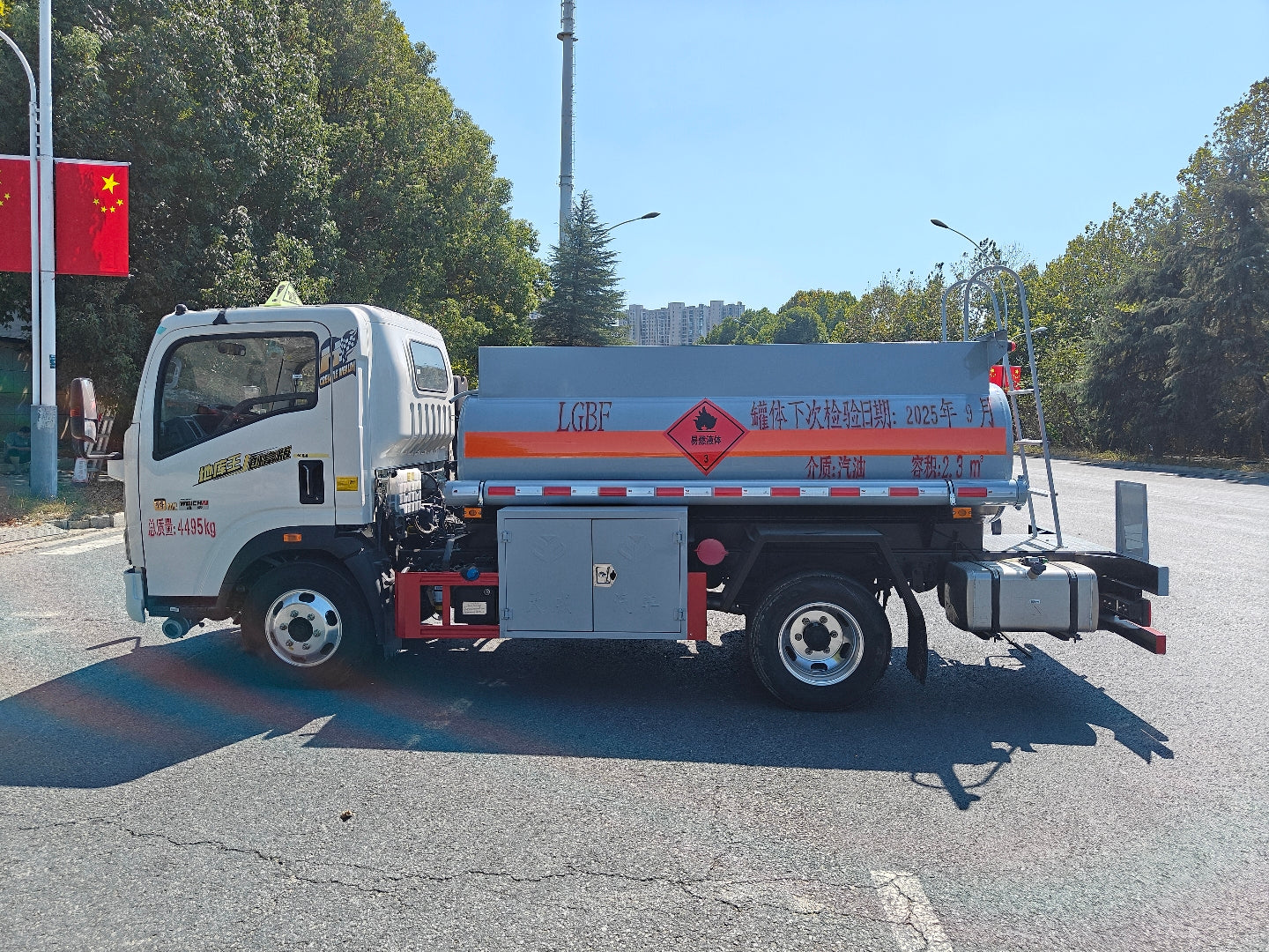 Used Sinotruk HOWO 2.3M³ Fuel Tank Truck for Sale detail view