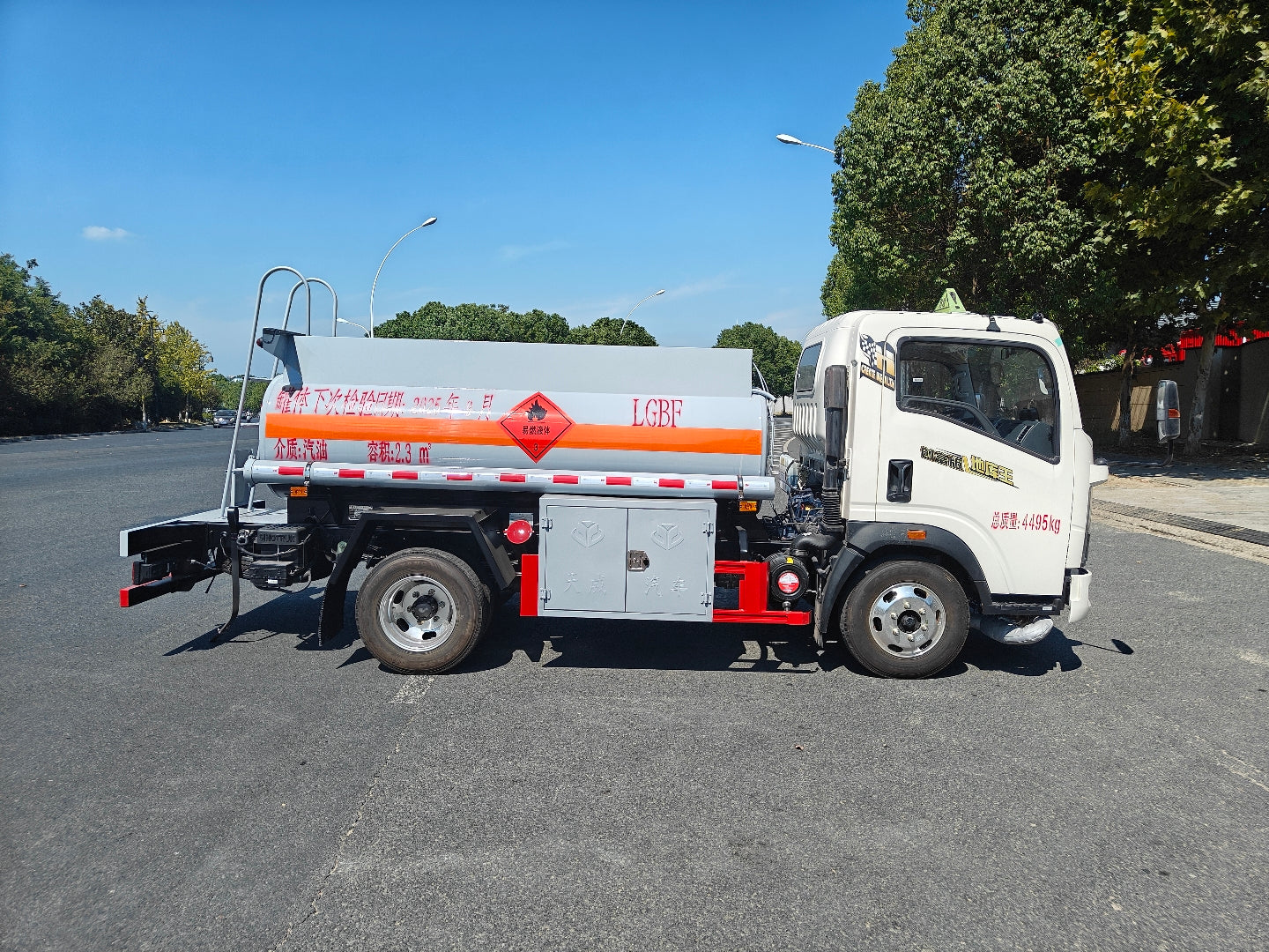 Used Sinotruk HOWO 2.3M³ Fuel Tank Truck for Sale detail view