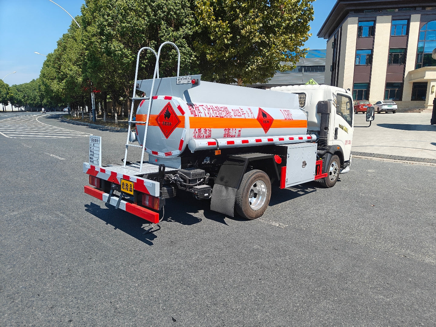 Used Sinotruk HOWO 2.3M³ Fuel Tank Truck for Sale detail view