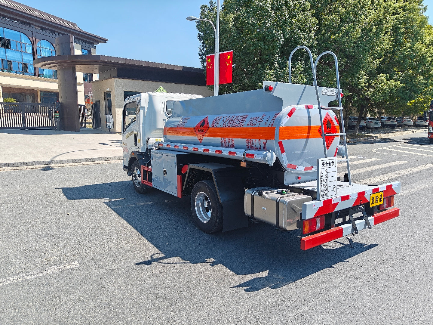 Used Sinotruk HOWO 2.3M³ Fuel Tank Truck for Sale detail view