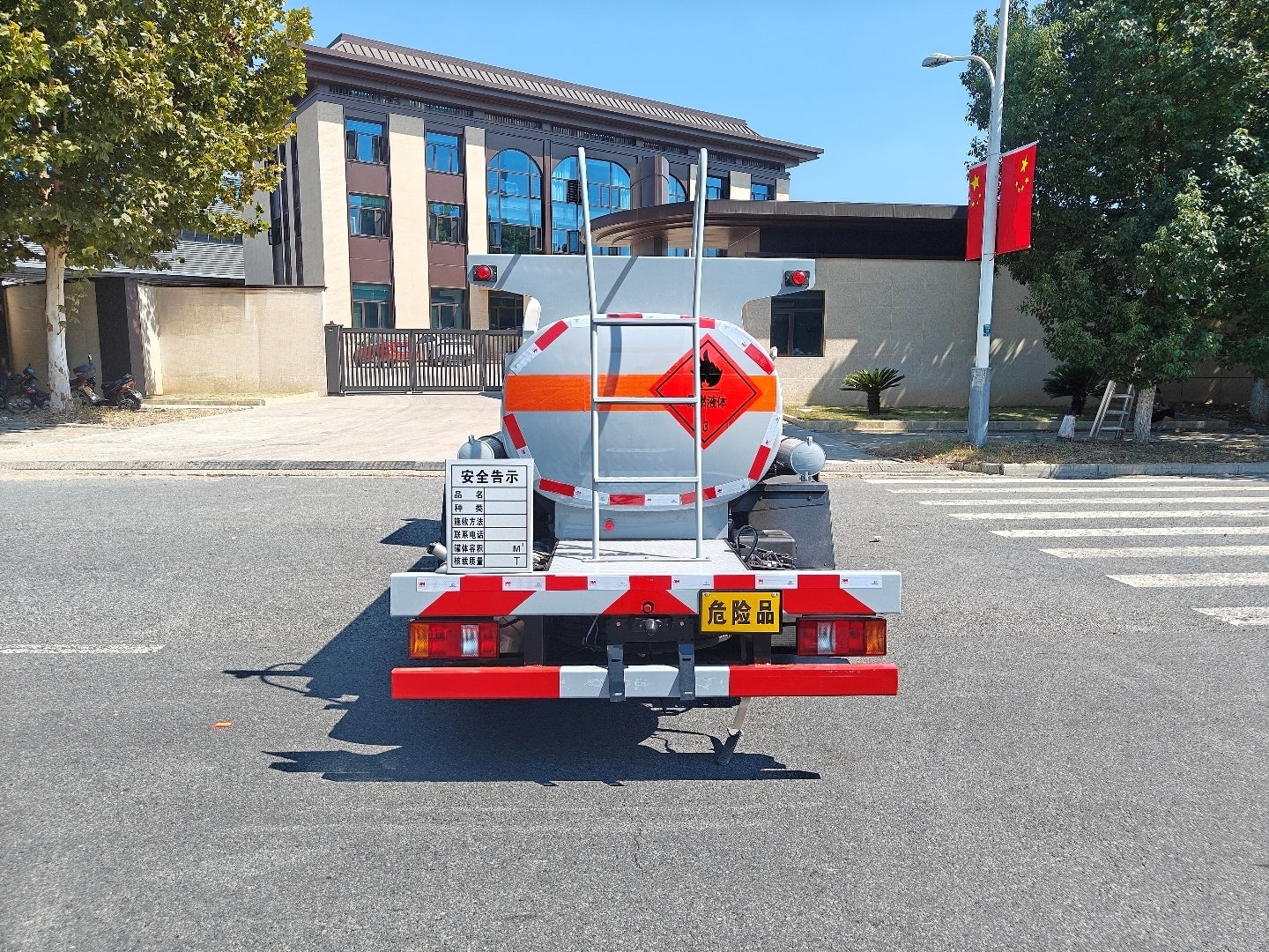 Used Sinotruk HOWO 2.3M³ Fuel Tank Truck for Sale detail view