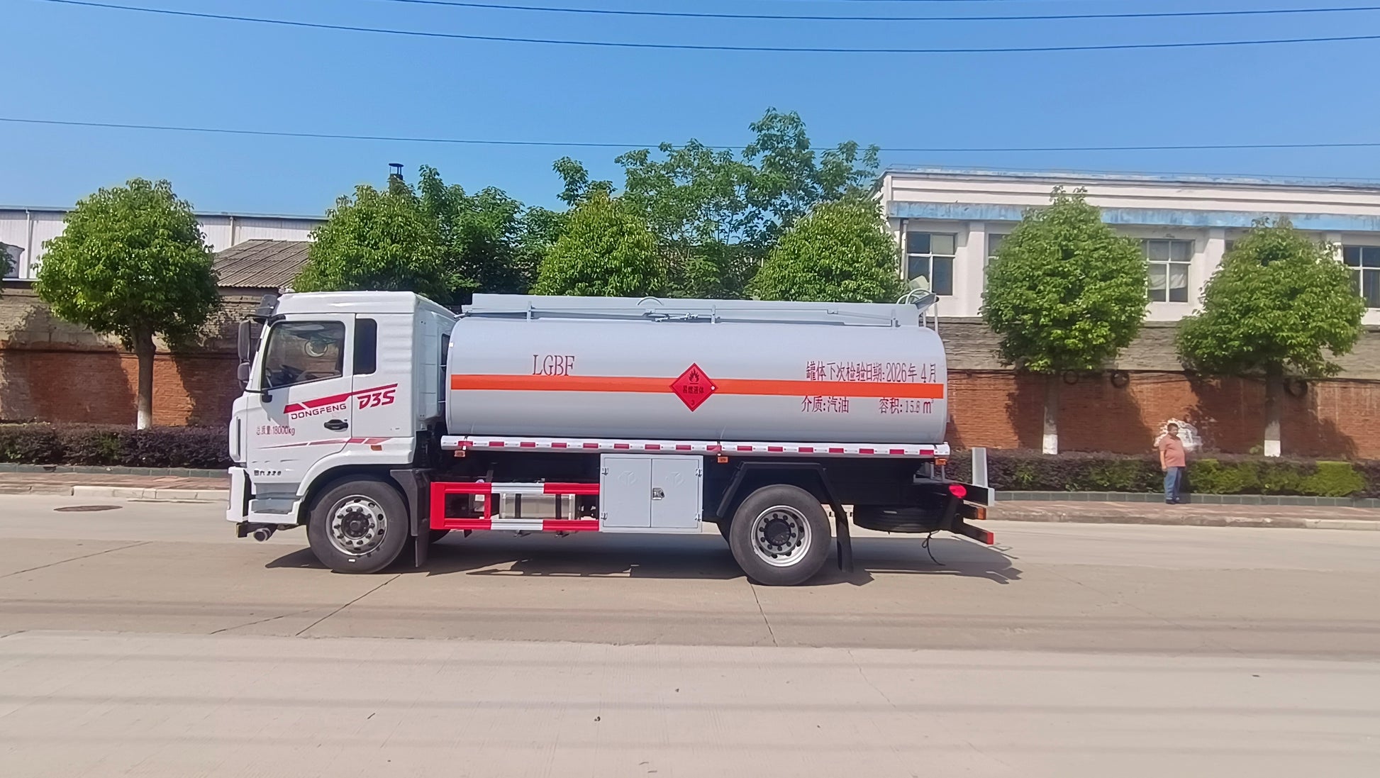 Used Dongfeng 15.8M³ Fuel Tank Truck for Sale front view