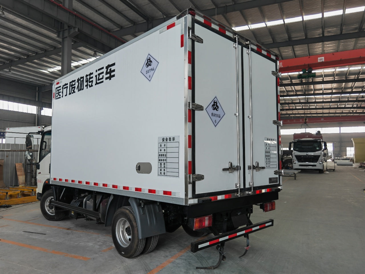 Used Sinotruk 130HP Refrigerated Medical Waste Truck for Sale detail view