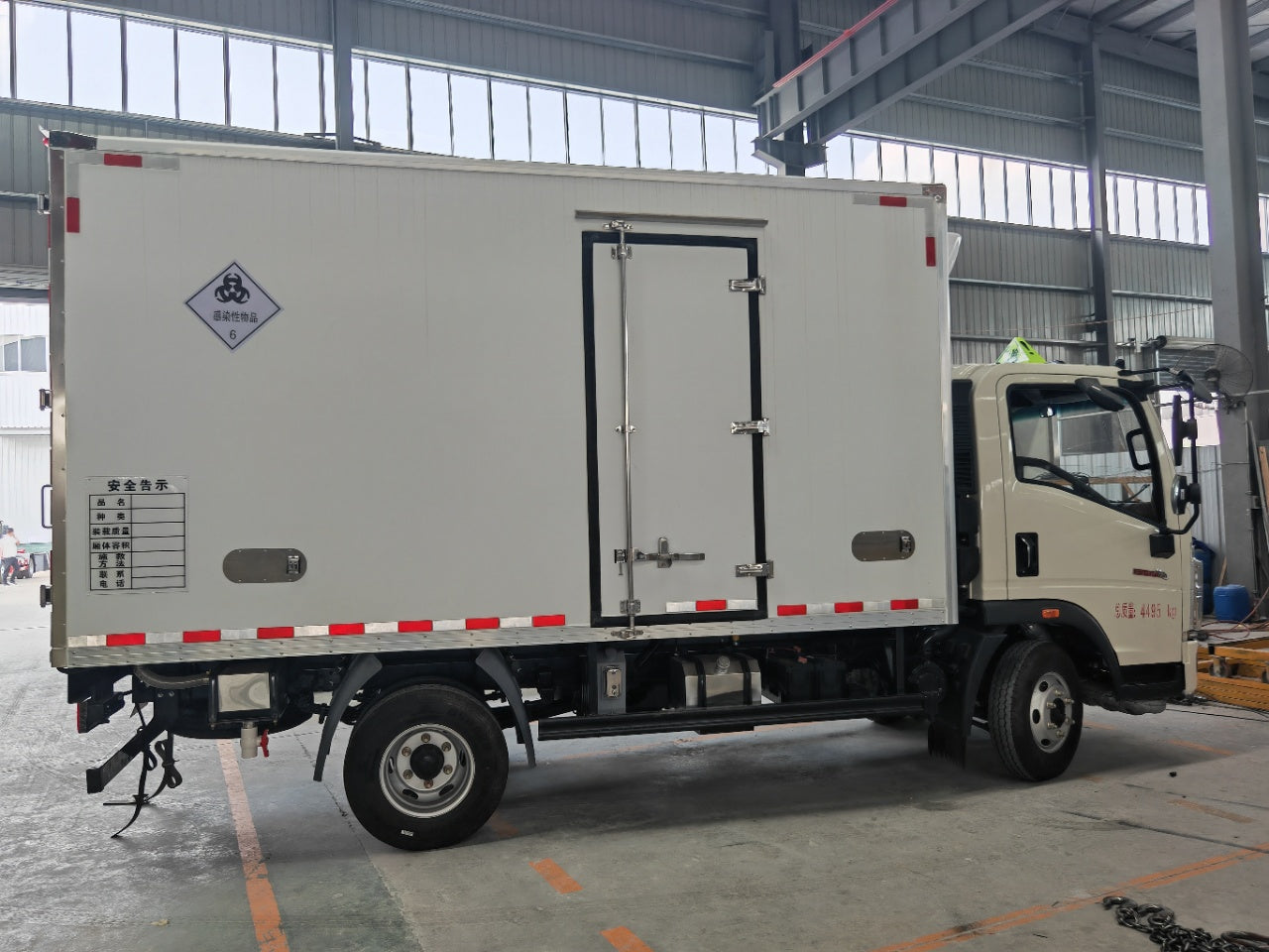 Used Sinotruk 130HP Refrigerated Medical Waste Truck for Sale detail view