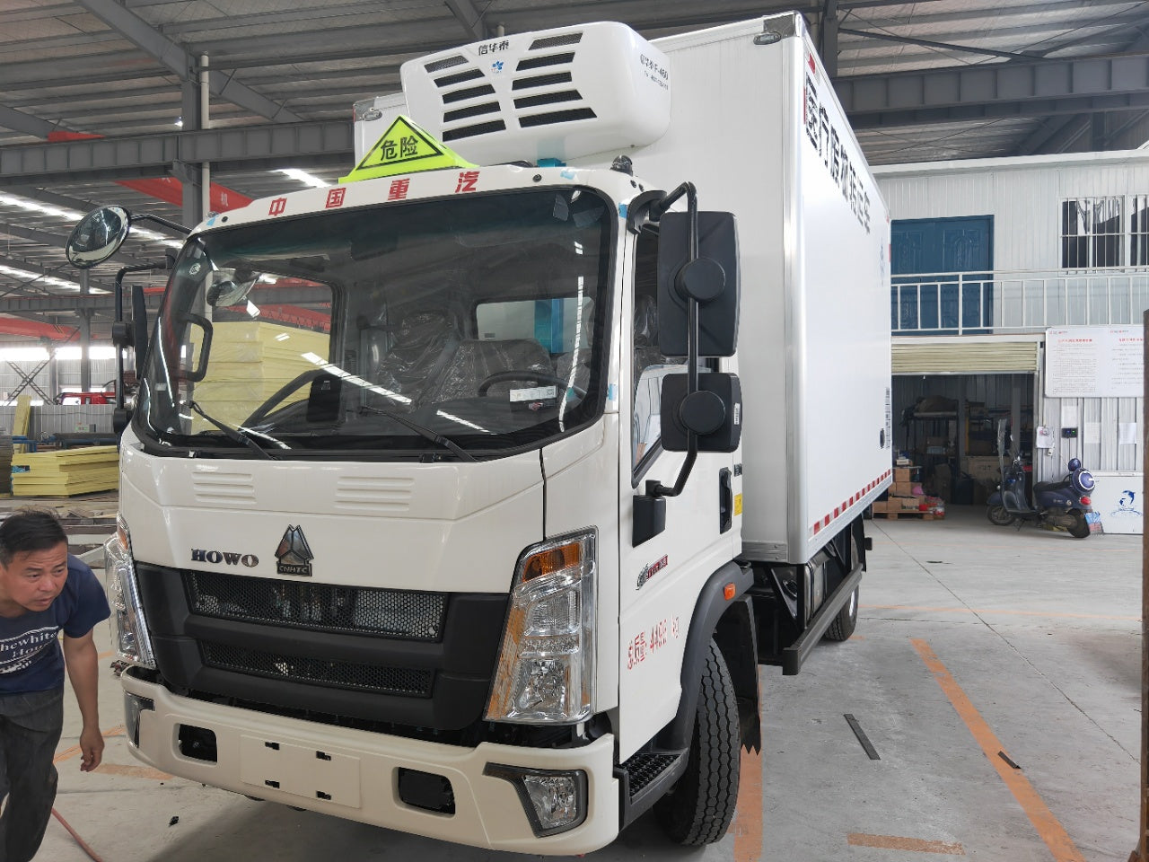 Used Sinotruk 130HP Refrigerated Medical Waste Truck for Sale rear side view
