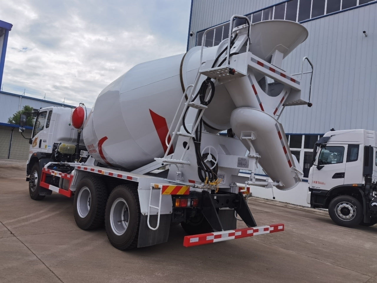 Used Sinotruk HOMAN 8M³ Concrete Mixer Truck for Sale detail view