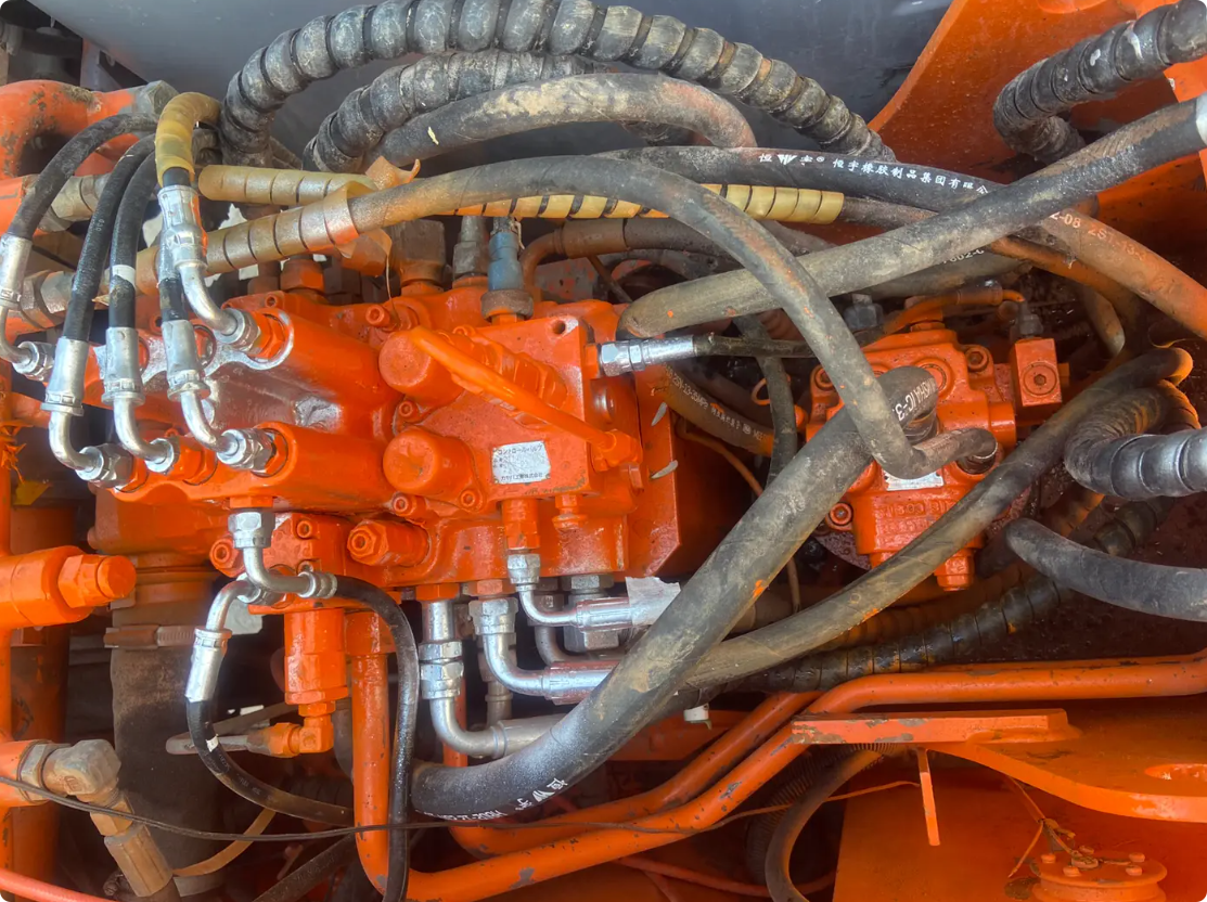 Used Hitachi EX60 Excavator for Sale tire and chassis detail for sale