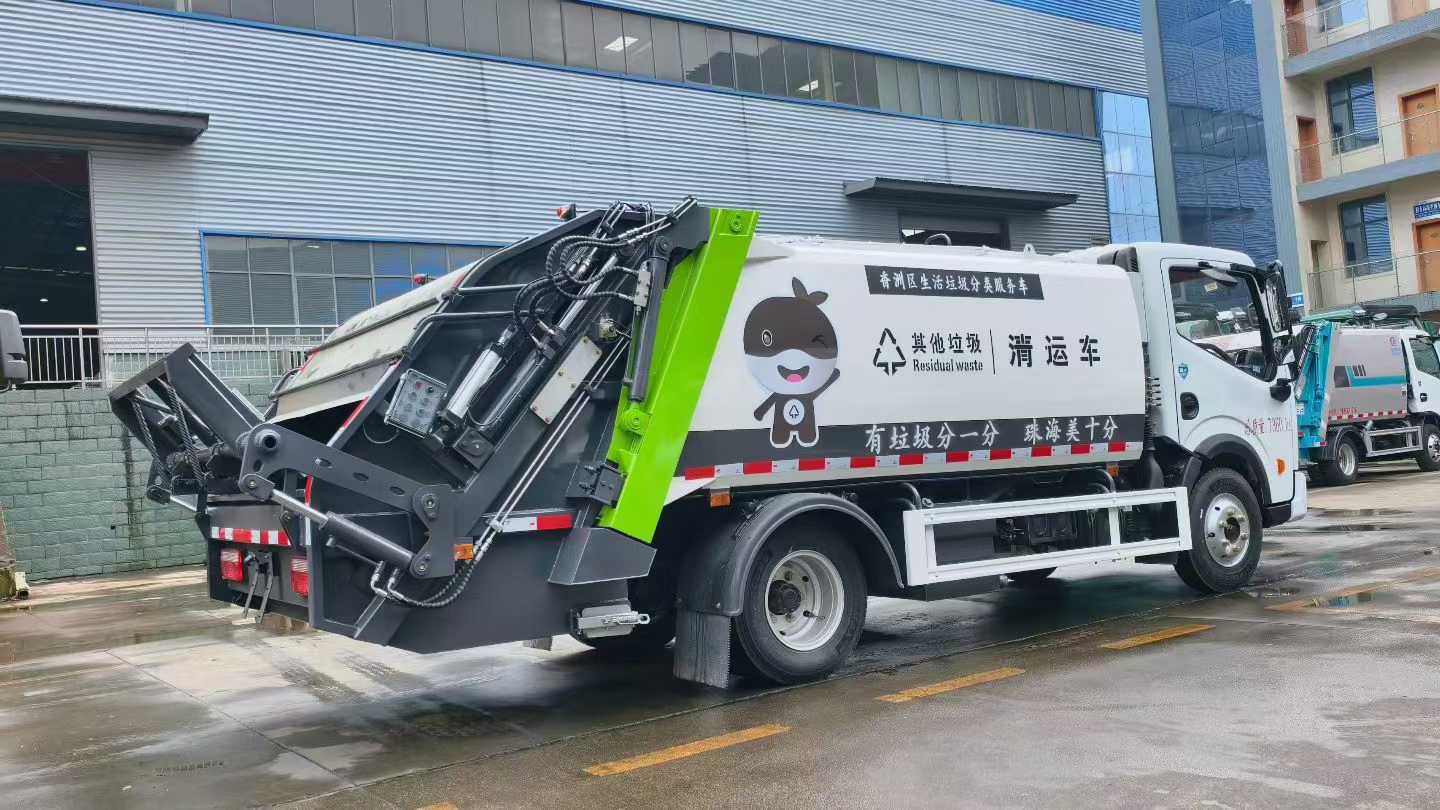 Used Dongfeng 143HP Garbage Compactor Truck for Sale operator cabin