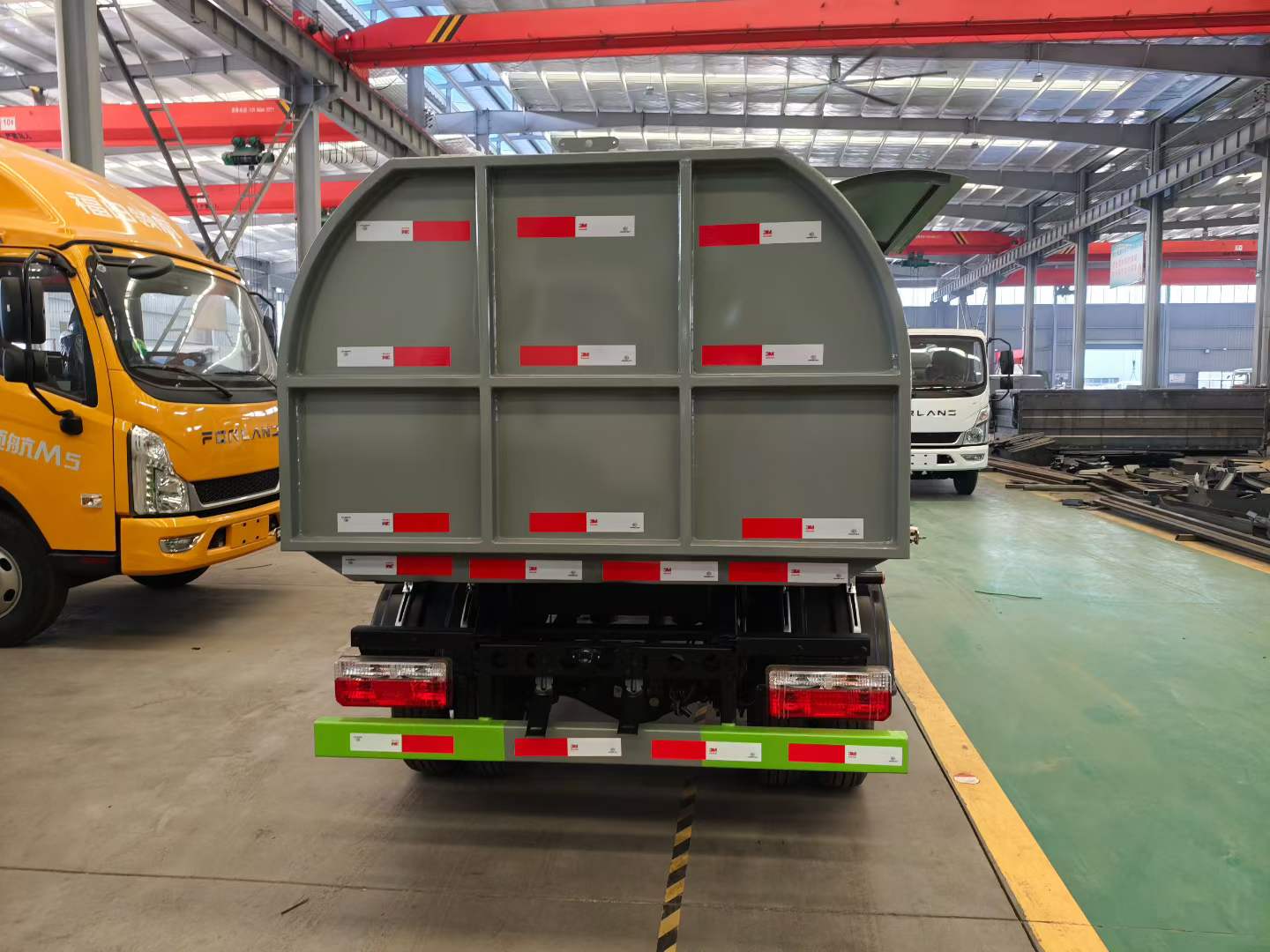 Used Dongfeng TUYI 4M³ Sealed Garbage Truck for Sale detail view