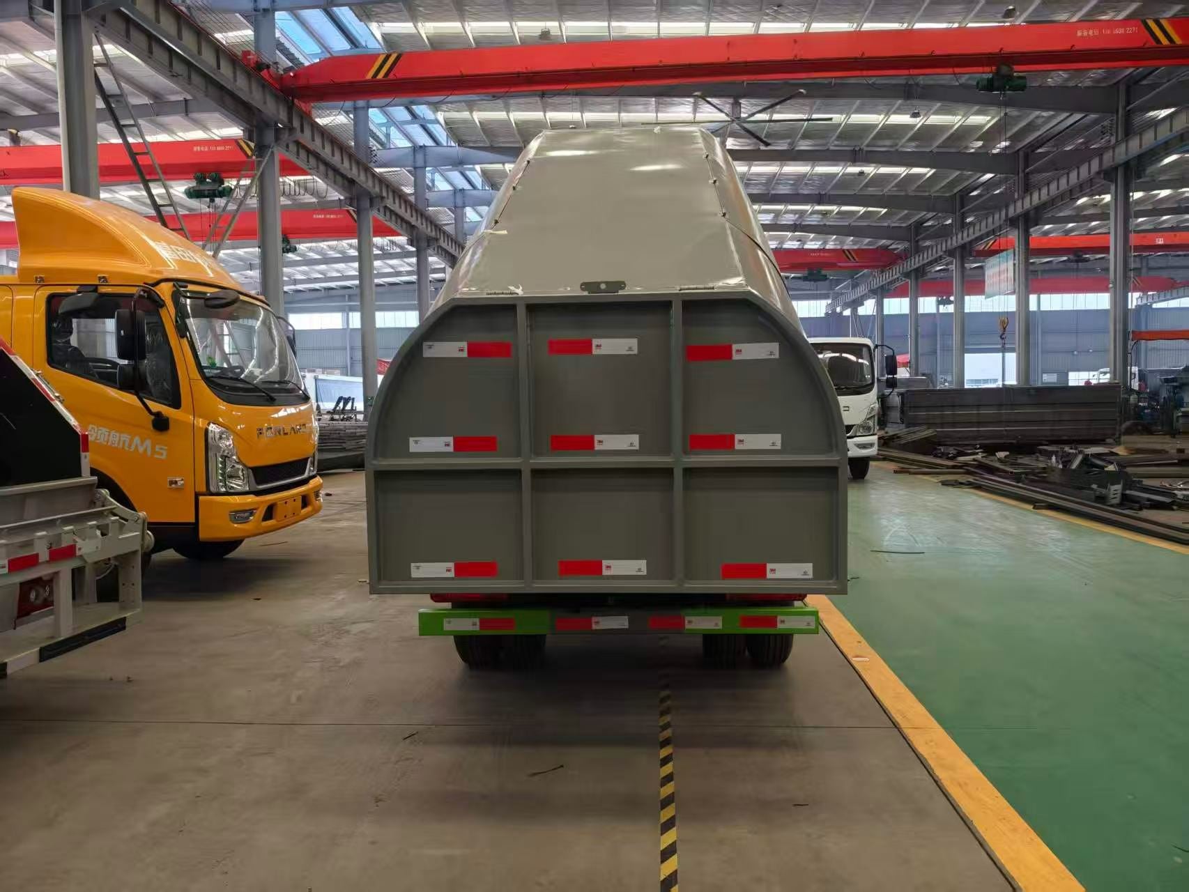 Used Dongfeng TUYI 4M³ Sealed Garbage Truck for Sale detail view