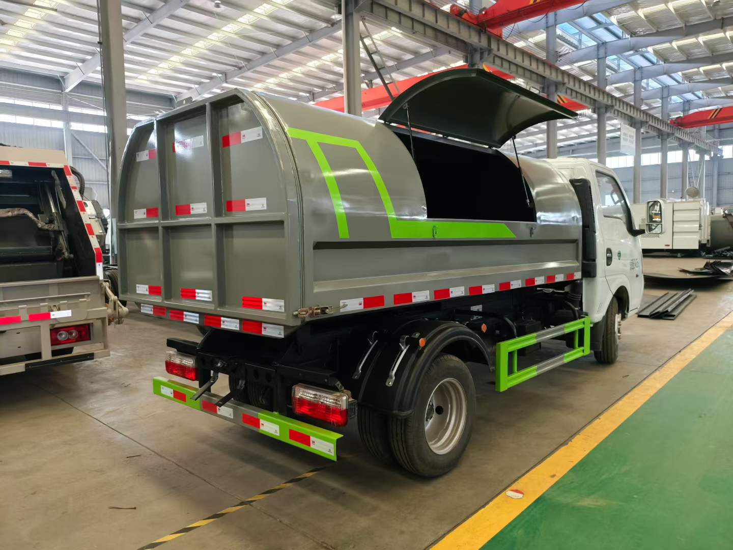 Used Dongfeng TUYI 4M³ Sealed Garbage Truck for Sale detail view