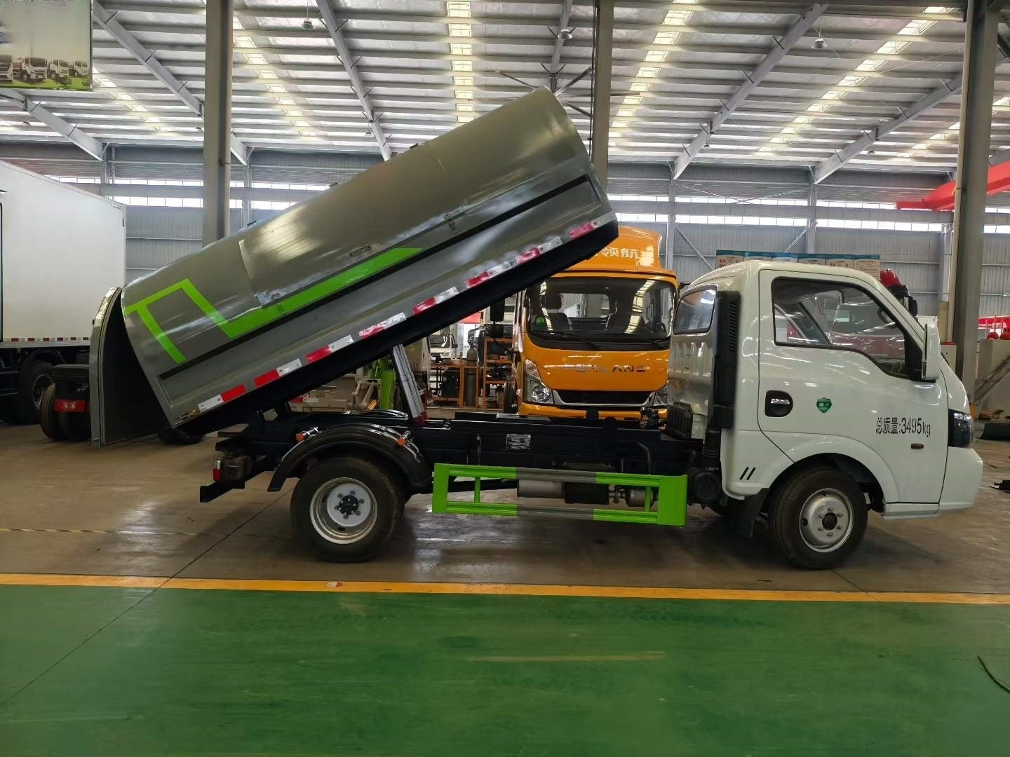 Used Dongfeng TUYI 4M³ Sealed Garbage Truck for Sale front view