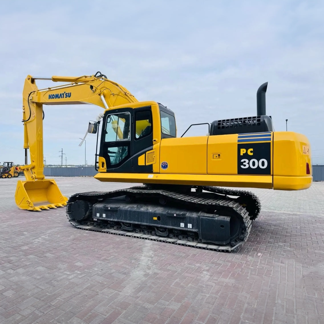 Used Komatsu PC300-7 Excavator for Sale side view for sale