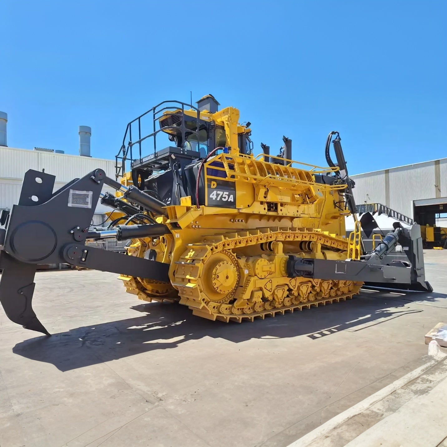 Used Komatsu D475A Bulldozer for Sale side view for sale