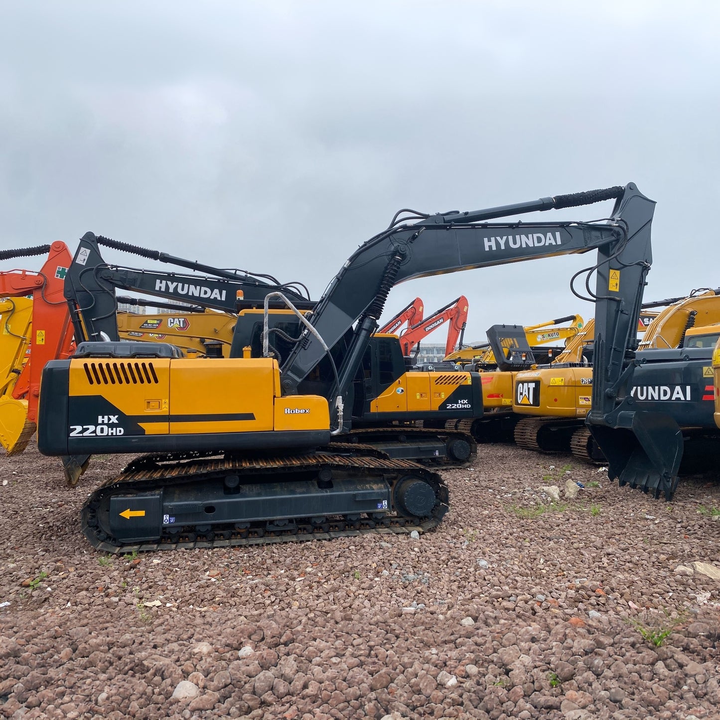 Used HYUNDAI HX220HD crawler excavator real inventory view 1