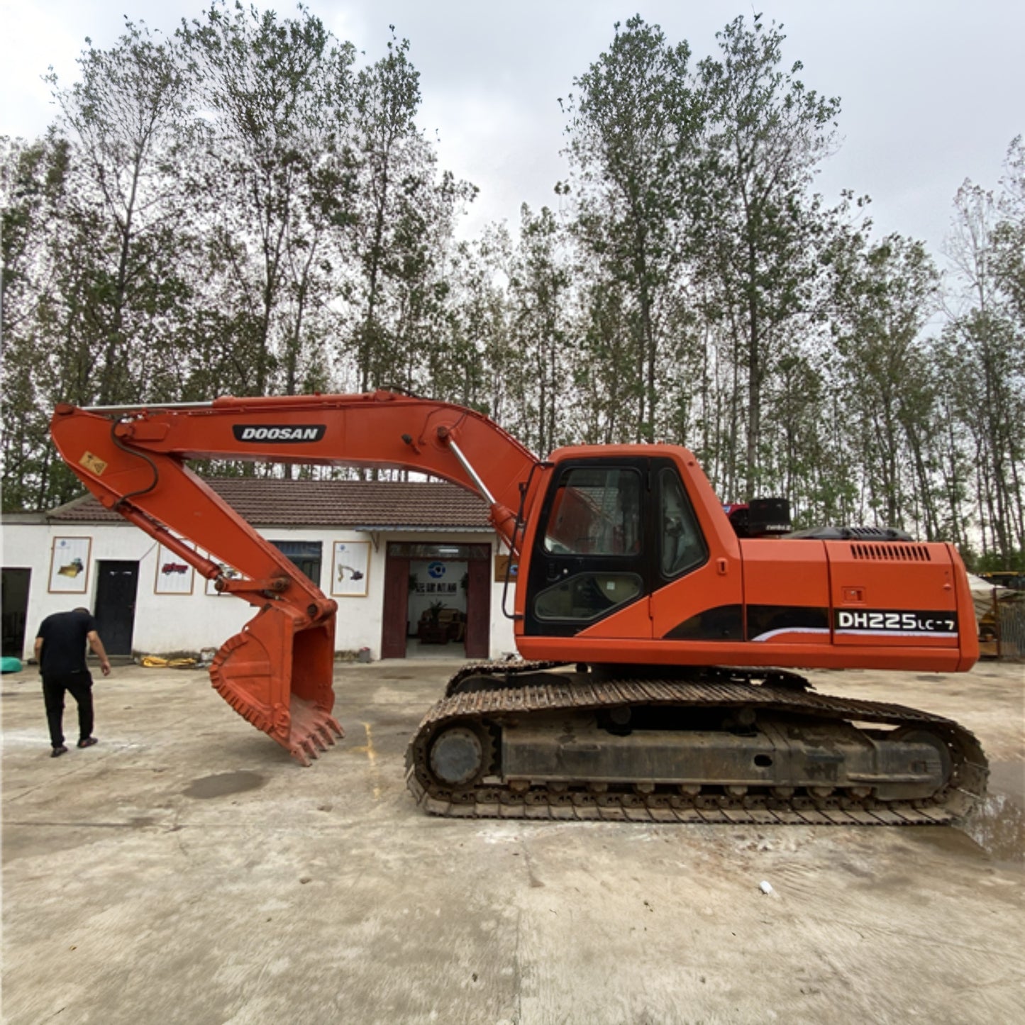 Used DOOSAN DH225LC-7 Crawler Excavator for Sale - real inventory photo 1