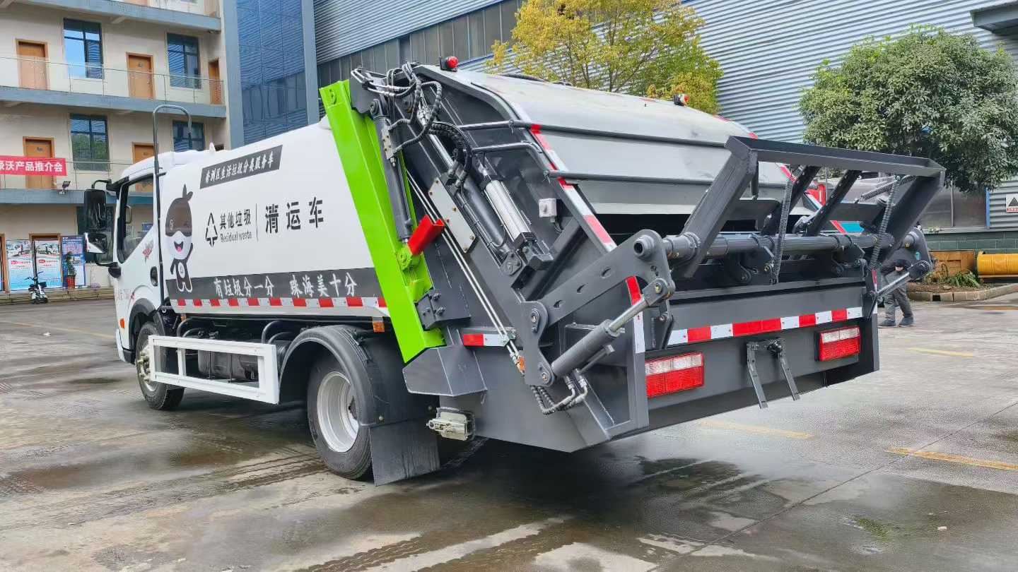 Used Dongfeng 143HP Garbage Compactor Truck for Sale operator cabin