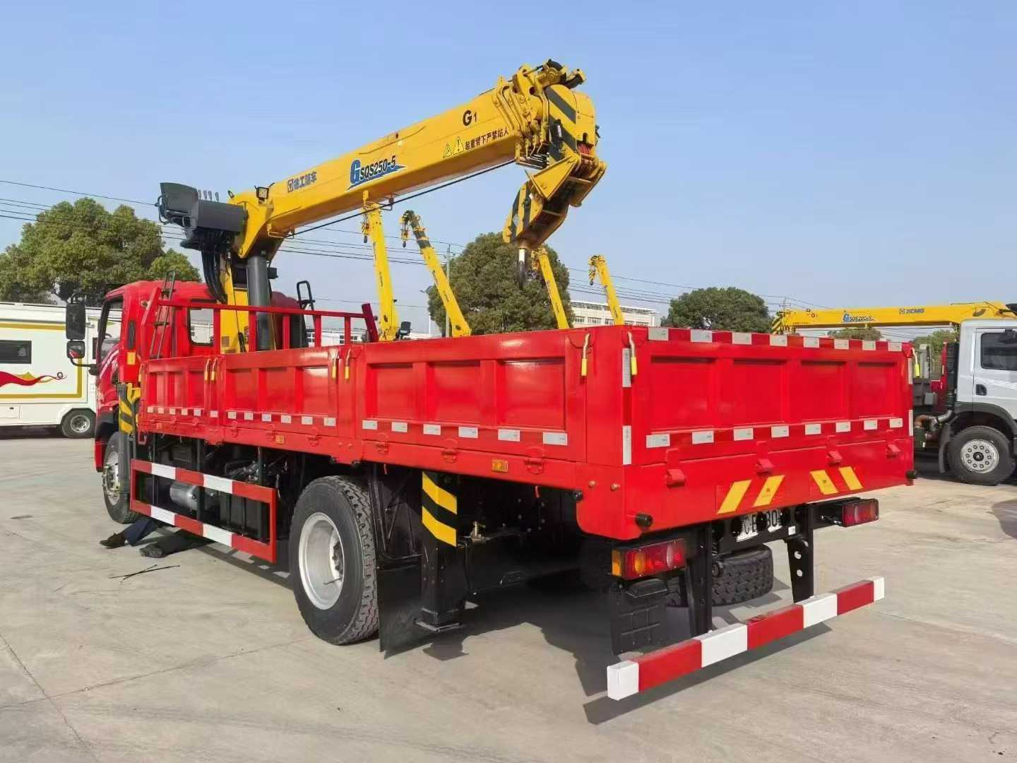 Used Dongfeng 220HP Truck-Mounted Crane for Sale front view