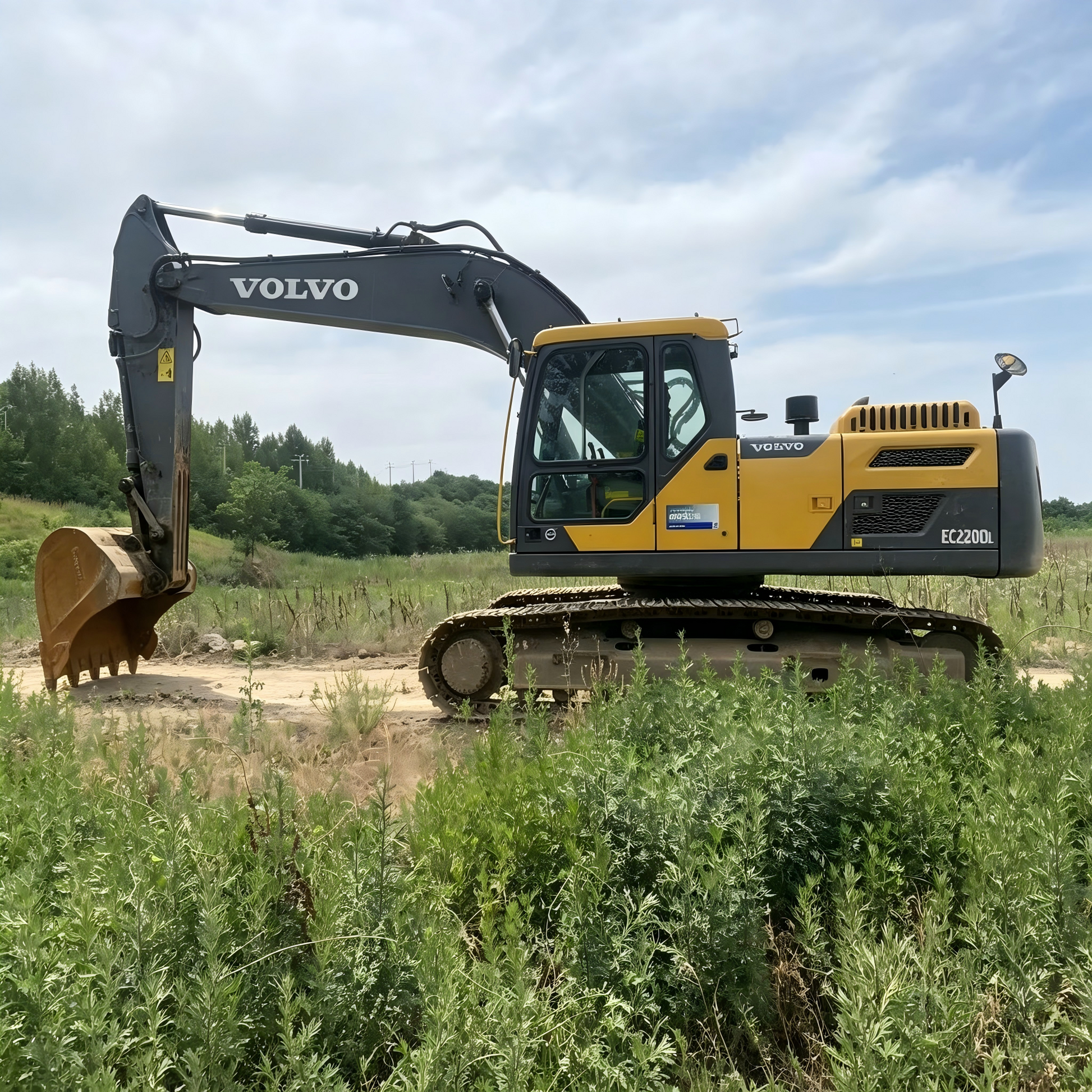 Used Volvo EC220DL Excavator for Sale side view