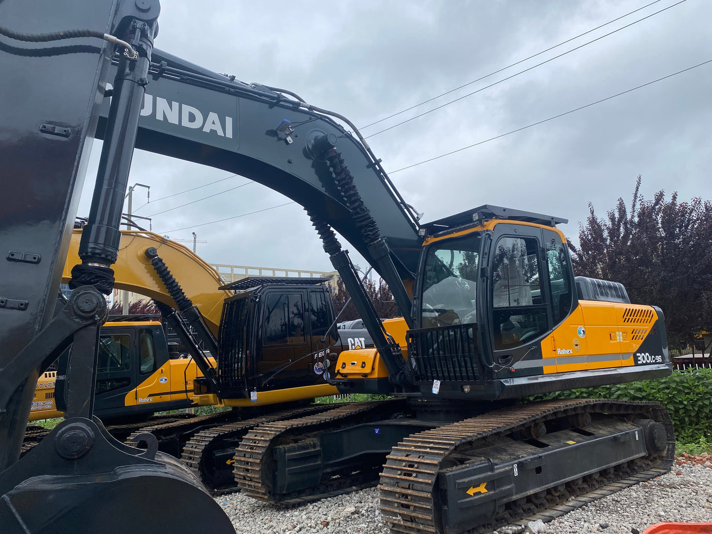 Used HYUNDAI R300LC-9S crawler excavator real inventory view 7