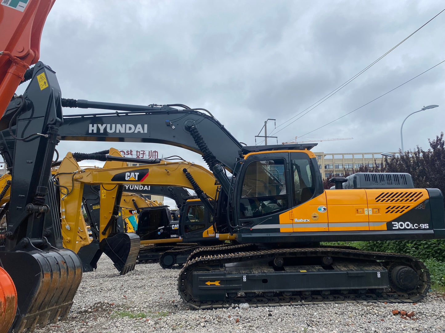 Used HYUNDAI R300LC-9S crawler excavator real inventory view 8