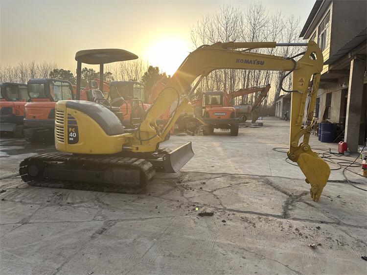USED KOMATSU PC40MR