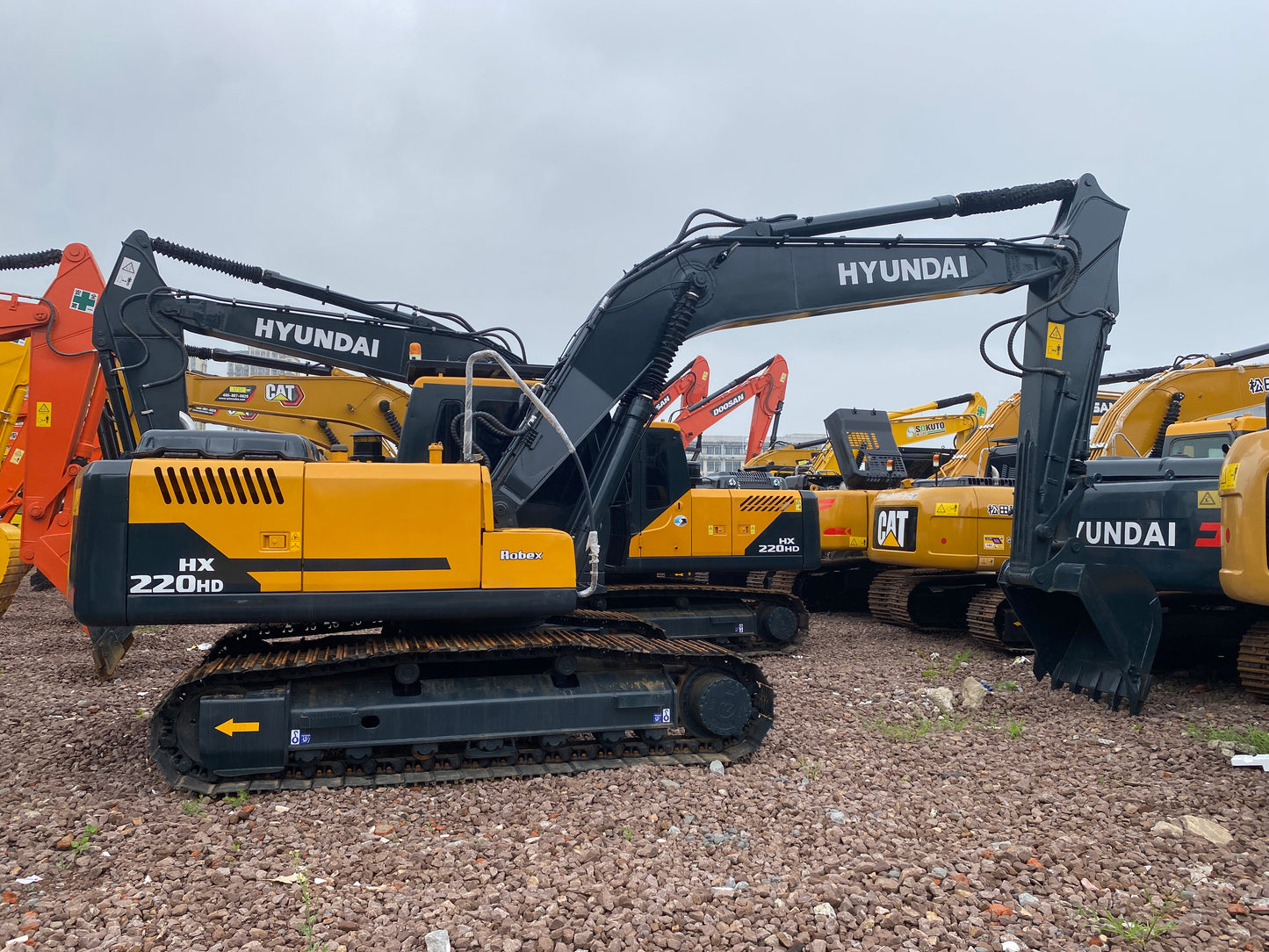 Used HYUNDAI HX220HD crawler excavator real inventory view 3
