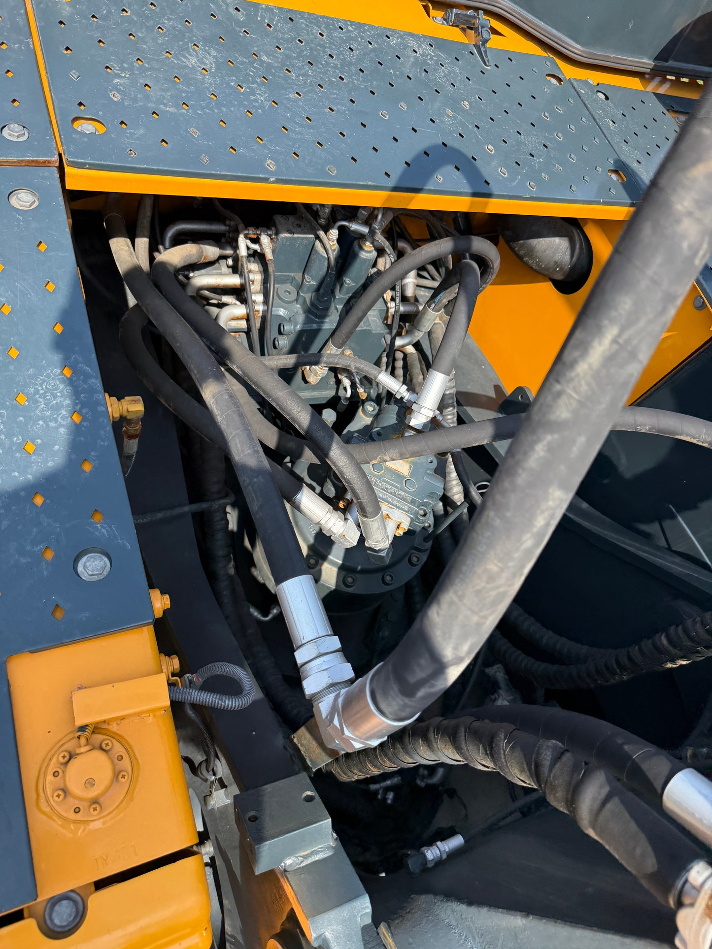 Used HYUNDAI R300LC-9S crawler excavator real inventory view 4