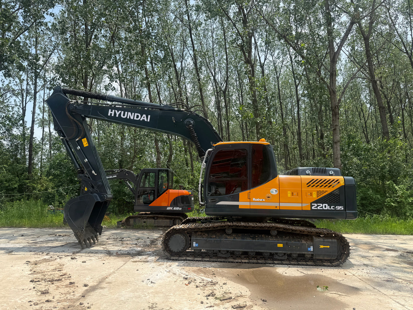 USED HYUNDAI R220LC-9S