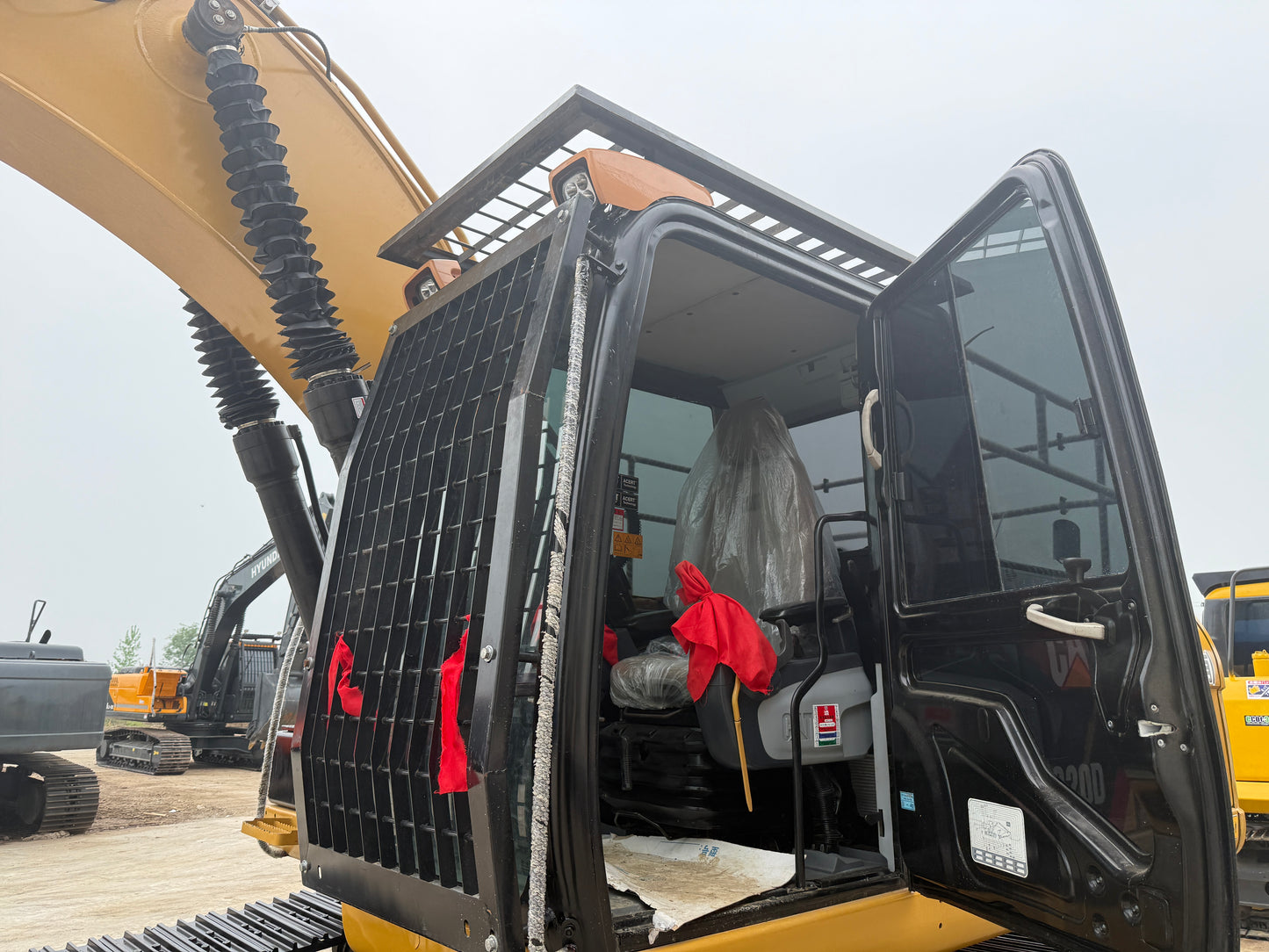 Used Caterpillar 320D Excavator for Sale tire and chassis detail for sale
