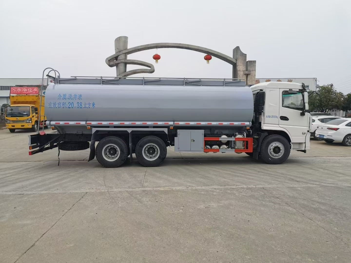 Used Shacman 270HP Hazardous Material Transport Truck for Sale operator cabin