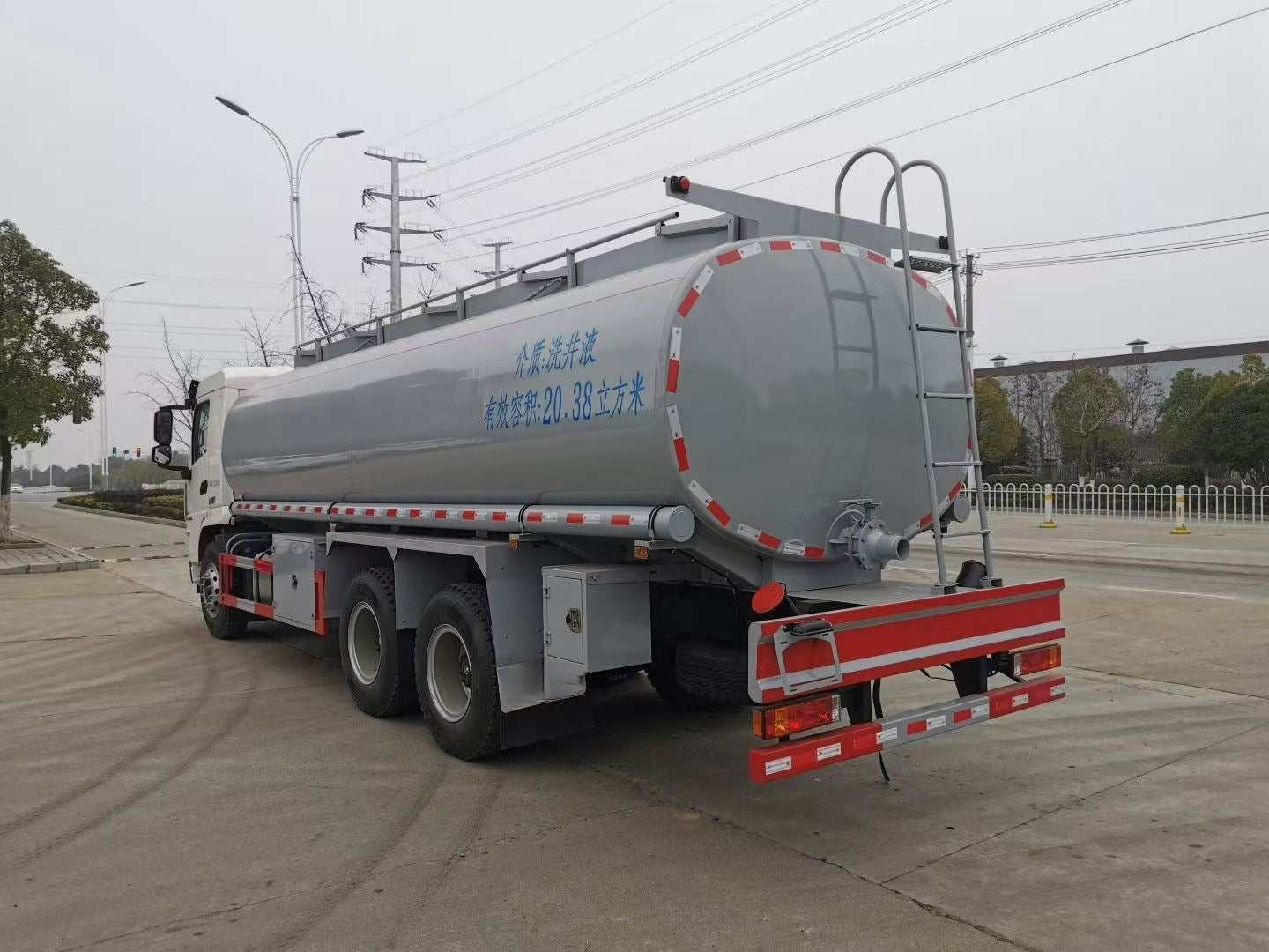 Used Shacman 270HP Hazardous Material Transport Truck for Sale operator cabin