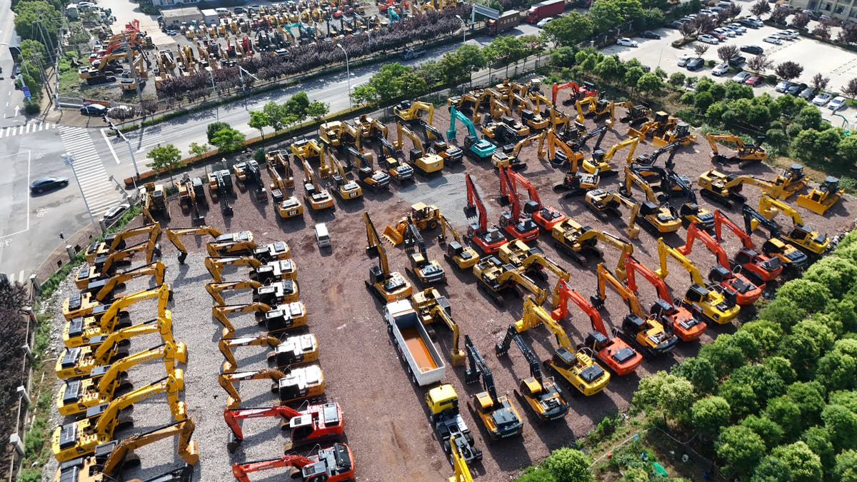 Aerial overview of excavators in YUANJIAN real machinery inventory